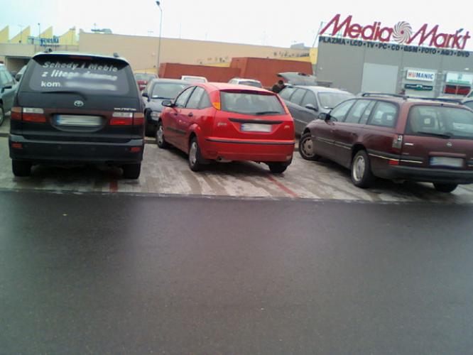 Źle zaparkowany samochód