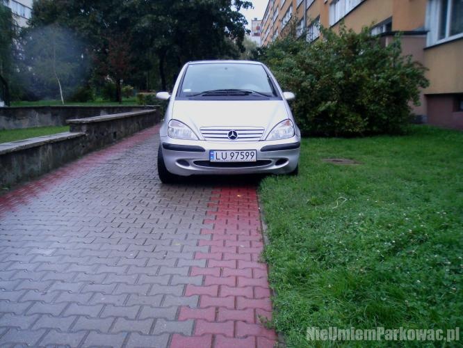 Źle zaparkowany samochód