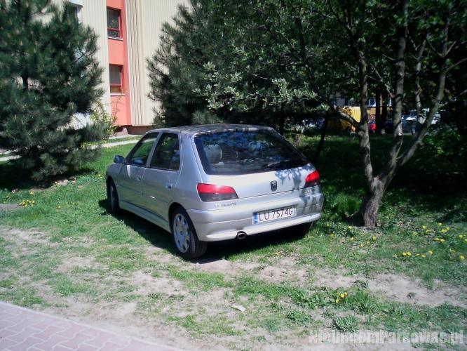 Źle zaparkowany samochód
