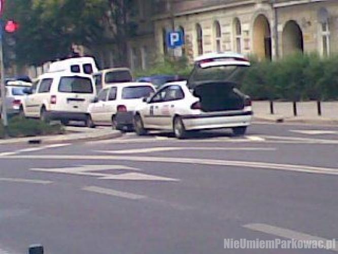 Źle zaparkowany samochód