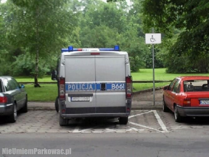 Źle zaparkowany samochód Źle zaparkowany samochód