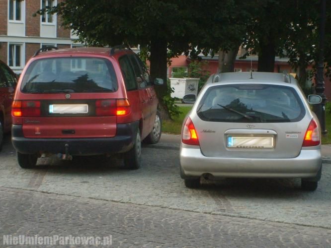 Źle zaparkowany samochód Źle zaparkowany samochód