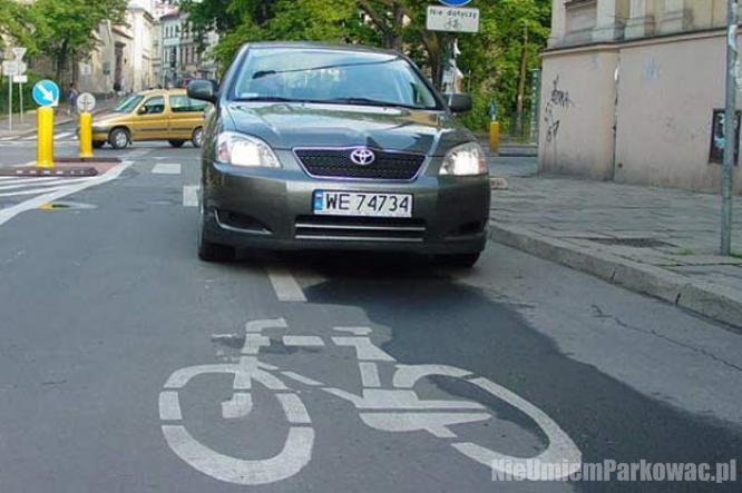 Źle zaparkowany samochód