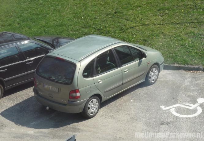 Źle zaparkowany samochód