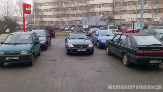Źle zaparkowany samochód
