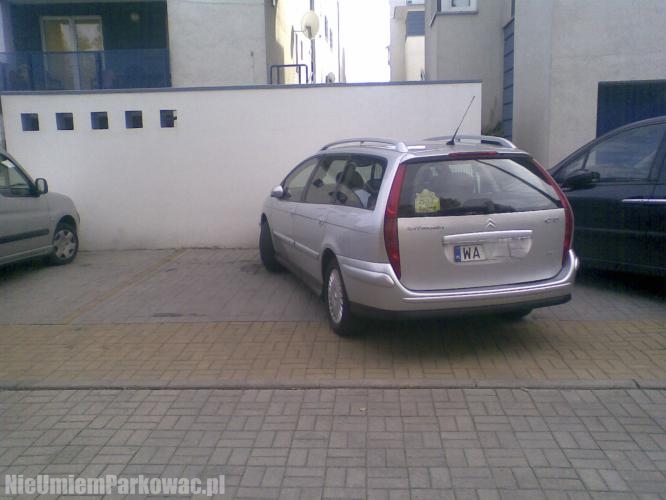 Źle zaparkowany samochód