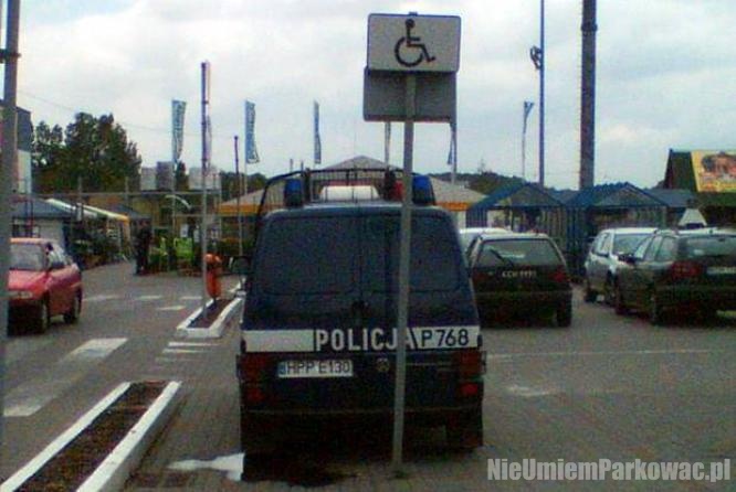 Źle zaparkowany samochód