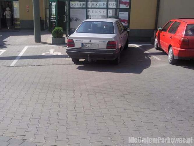 Źle zaparkowany samochód