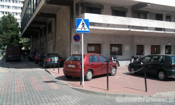 Źle zaparkowany samochód