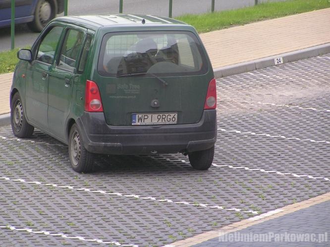 Źle zaparkowany samochód
