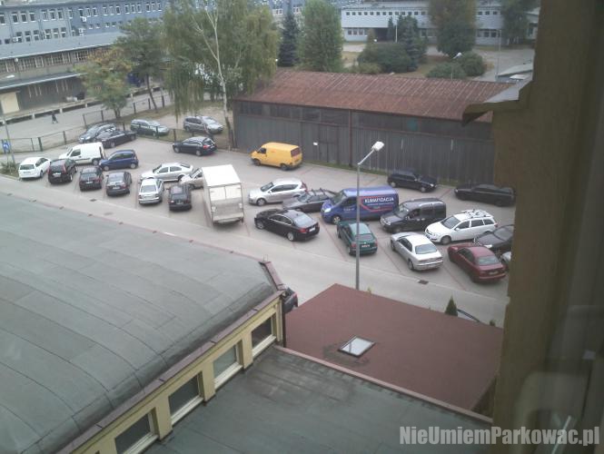 Źle zaparkowany samochód Źle zaparkowany samochód