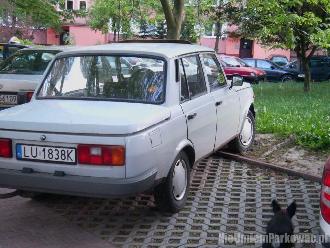 Źle zaparkowany samochód