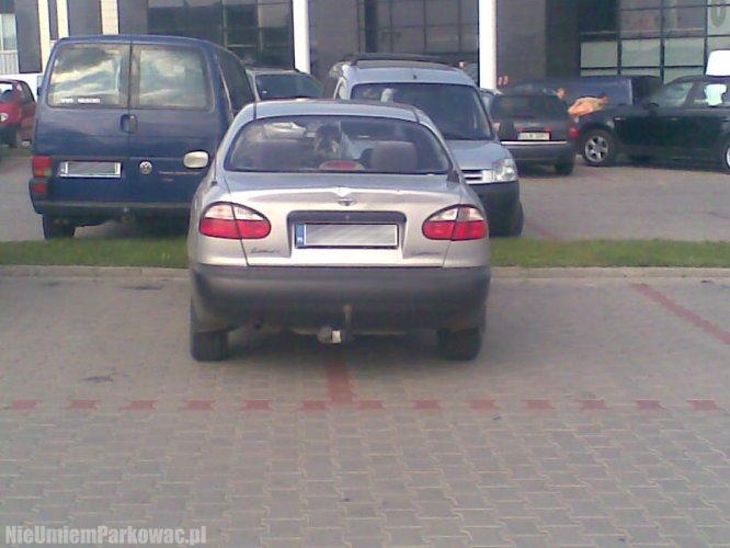 Źle zaparkowany samochód