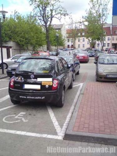 Źle zaparkowany samochód