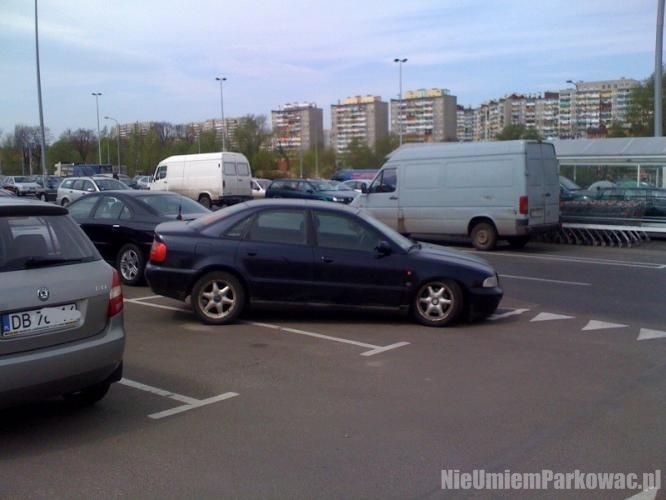 Źle zaparkowany samochód