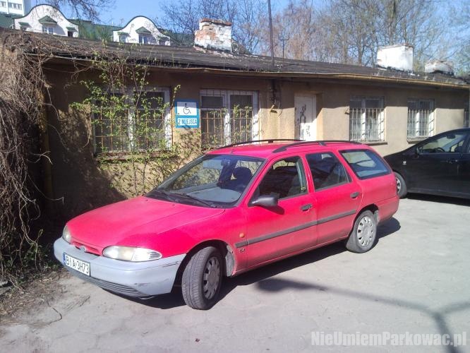 Źle zaparkowany samochód
