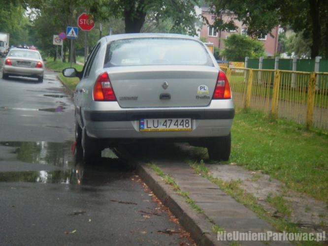 Źle zaparkowany samochód
