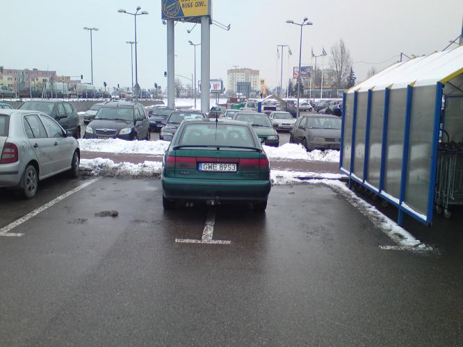 Źle zaparkowany samochód